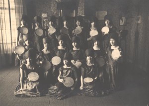 Foto di gruppo al dancing di Deventer, 1928 ca. Etty in prima fila a destra